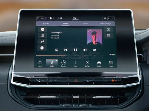 Uconnect™ with 21.3 cm (8.4) Touchscreen Display